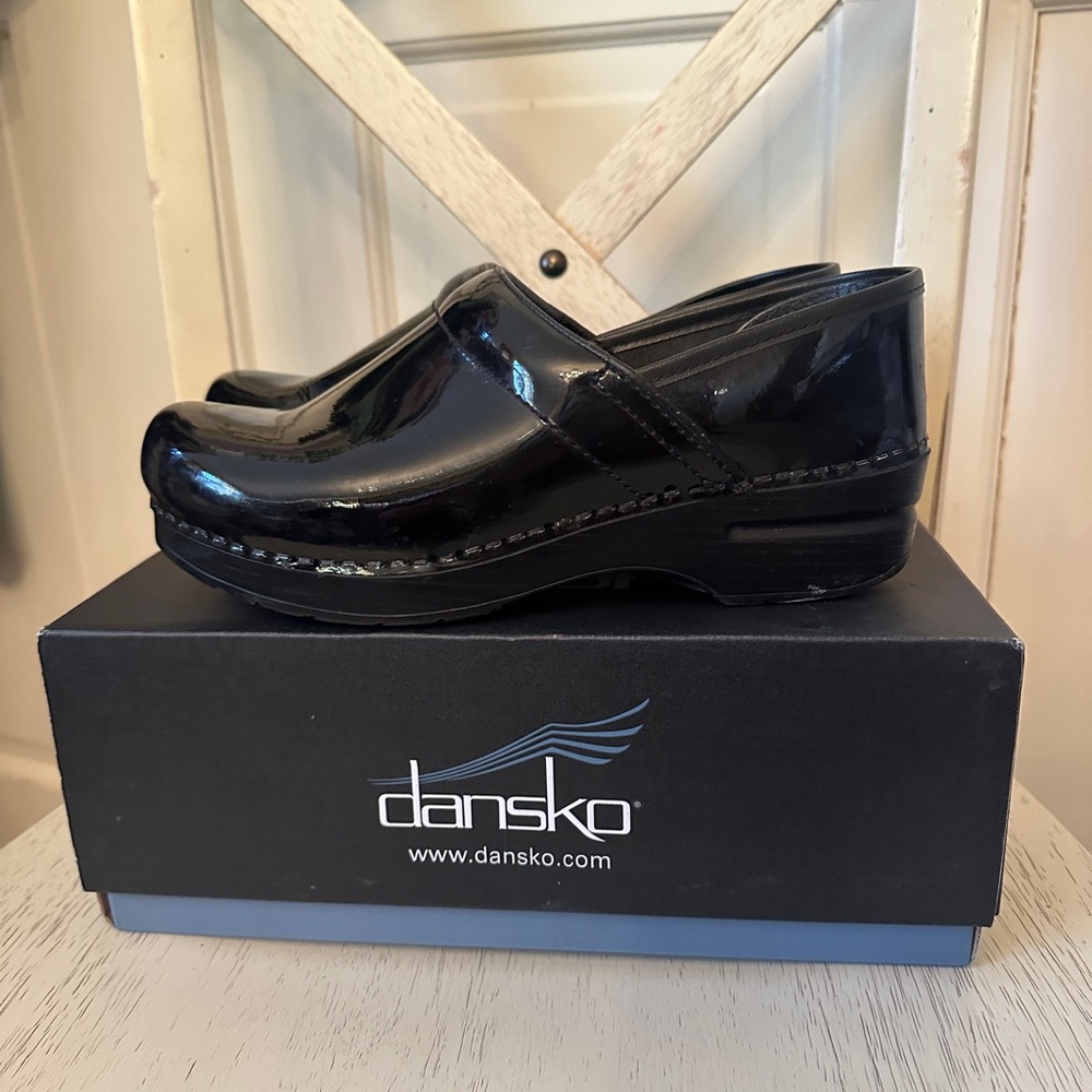 Dansko Black patent Clogs EU 39